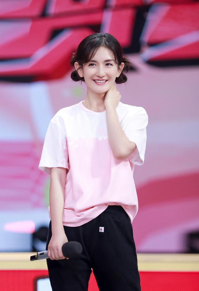 最近谢娜可能是被两个女儿传染了,发型是一次比一次减龄,这种两边一边