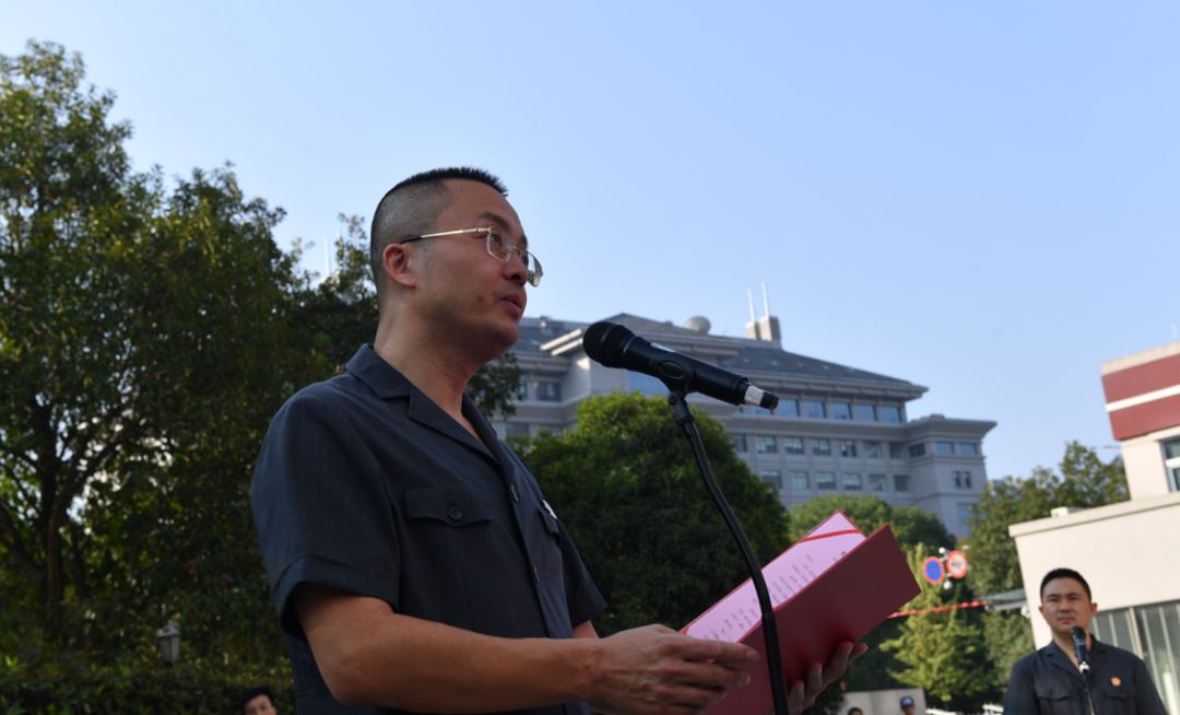 龙泉市人民法院"国旗下承诺"坚定初心使命!