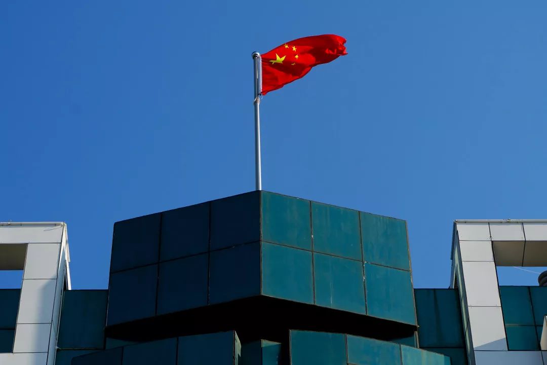 国旗飘扬祝福祖国我区举行简朴而隆重的升国旗仪式