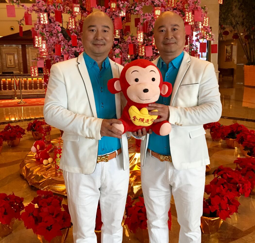 现在他很少露面,偶尔出场时也多和自己哥哥"张建国"一起.