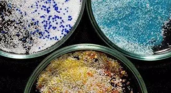 碎片带入水中,将大约110亿微塑料和30亿纳米塑料颗粒释放到一杯茶中!