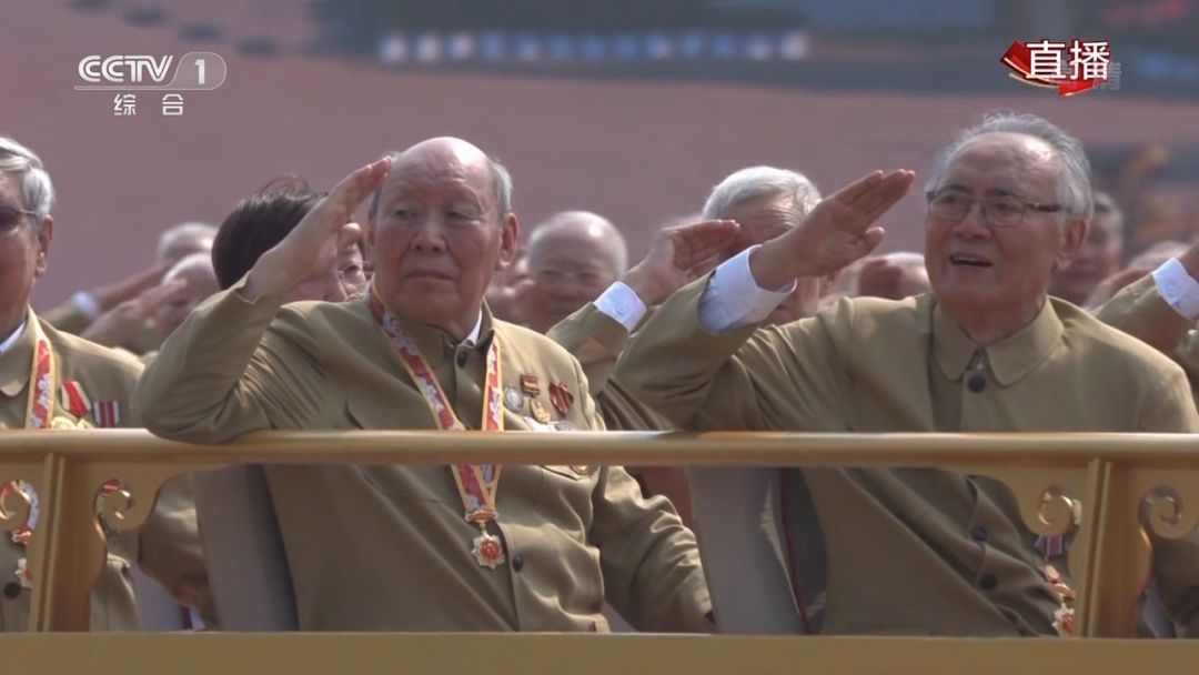 看了70周年国庆阅兵,旁边的加拿大小哥哥问我为什么哭了?