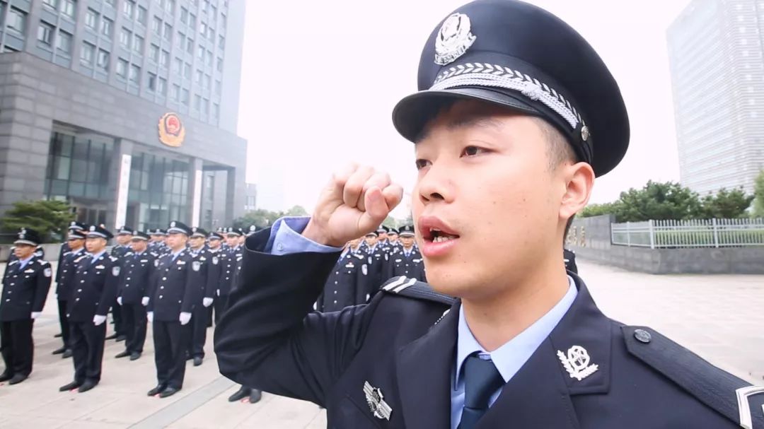 桐乡市公安局举行国庆升国旗暨授衔授奖仪式