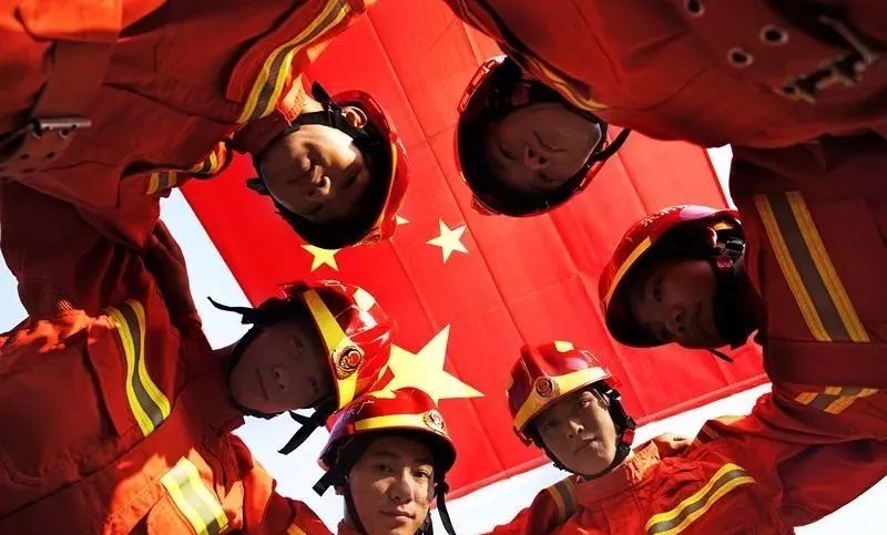 万名消防员同升国旗 | 祖国,我爱你!