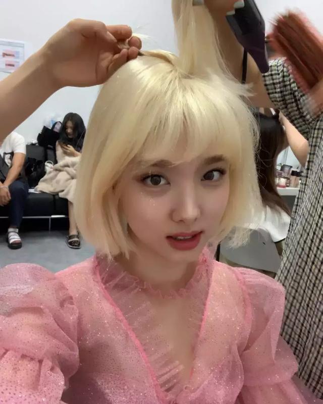 原创新专回归,女团爱豆染成牛仔海军蓝发色,自拍炫耀新发色