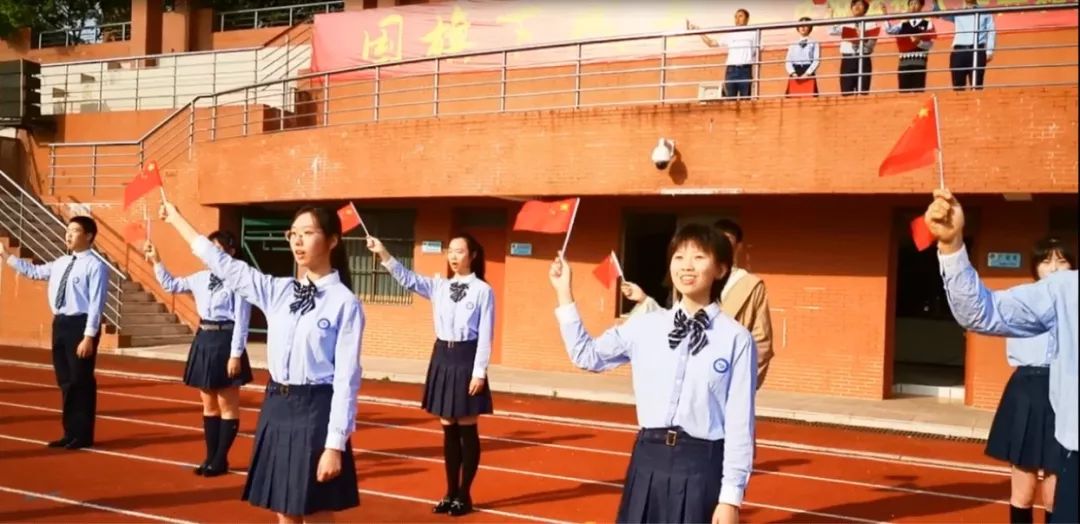 上海市新中高级中学全体师生深情告白祖国(航拍全记录)
