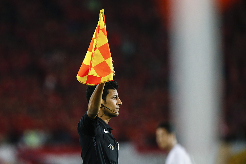 曼联失球,门将德赫亚责怪举旗太早,边裁:我太难了!