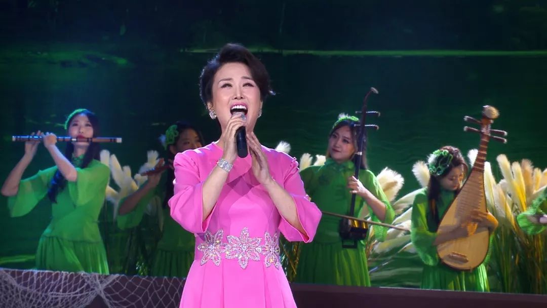 歌曲:《辽河从我家门前流》演唱:朱玉歌曲:《在那桃花盛开的地方》