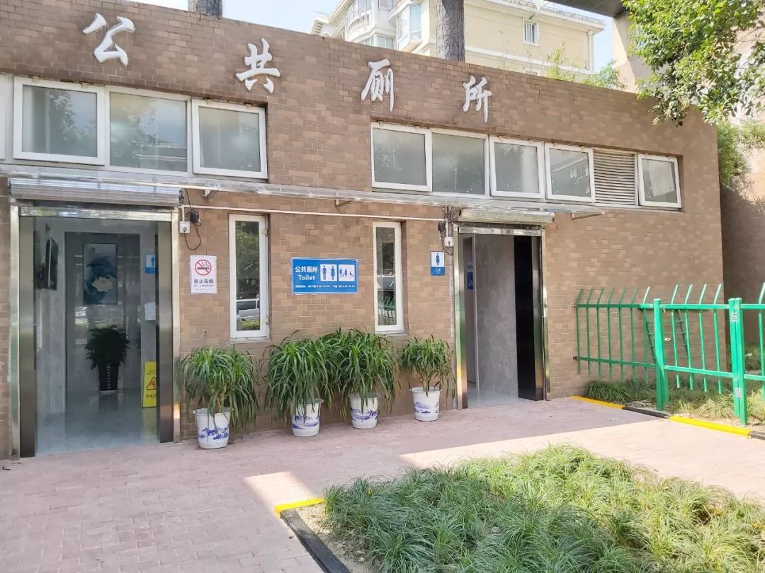 人体识别,对厕位占用状态和如厕流量进行统计,通过公厕入口处的显示屏