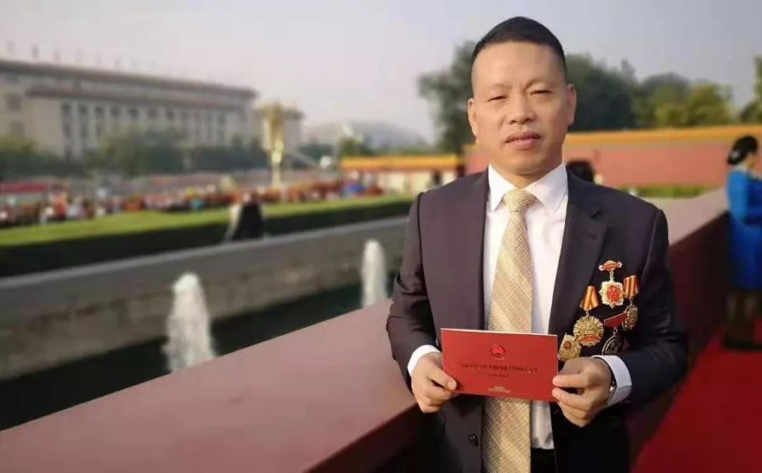 这次赴京,傅平均还带去了一件珍贵的物品,就是裘村镇甲岙村88岁高龄的