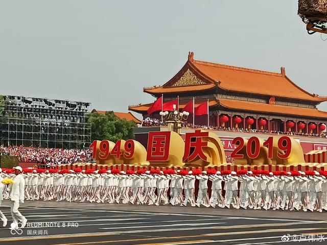 2019年国庆阅兵花车图片