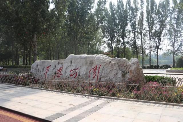 园林绿化所所长闫红一行实地考察了我县盛水湖公园,平恩公园,枫林湾