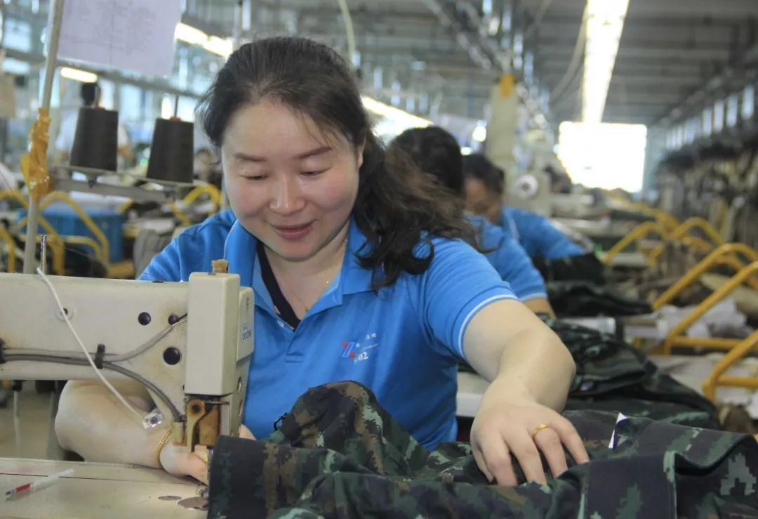 图片来源:通讯员 梅南海这已是际华5302公司第四次制作阅兵服.