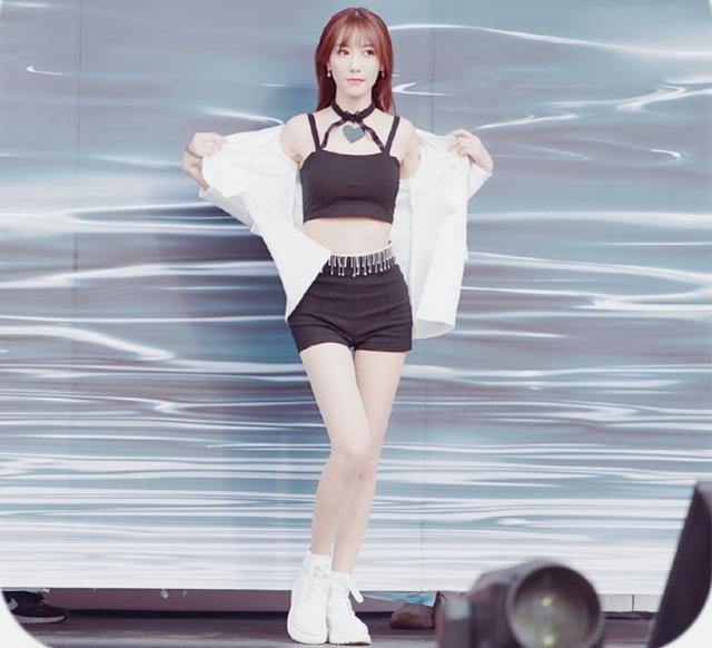 南波儿直播间被封只因倒立画面影响恶劣网友给出了真实看法