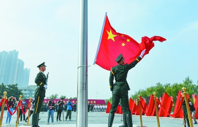 国旗在南京渡江胜利纪念广场升起