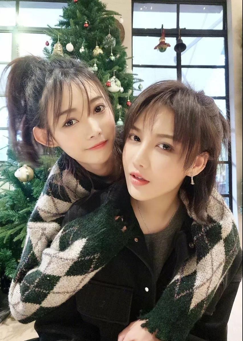 爆笑gif趣图双胞胎姐妹花长的就是漂亮