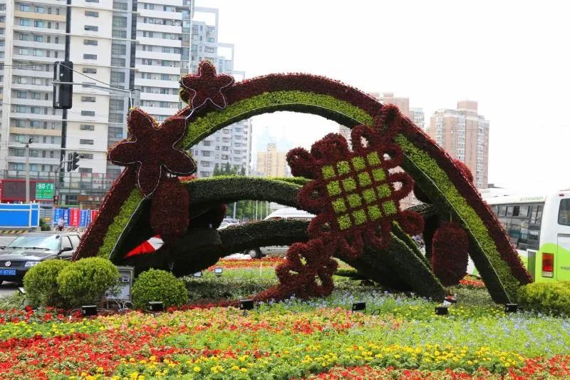 国庆献礼之一普陀区国庆绿雕花箱闪亮登场