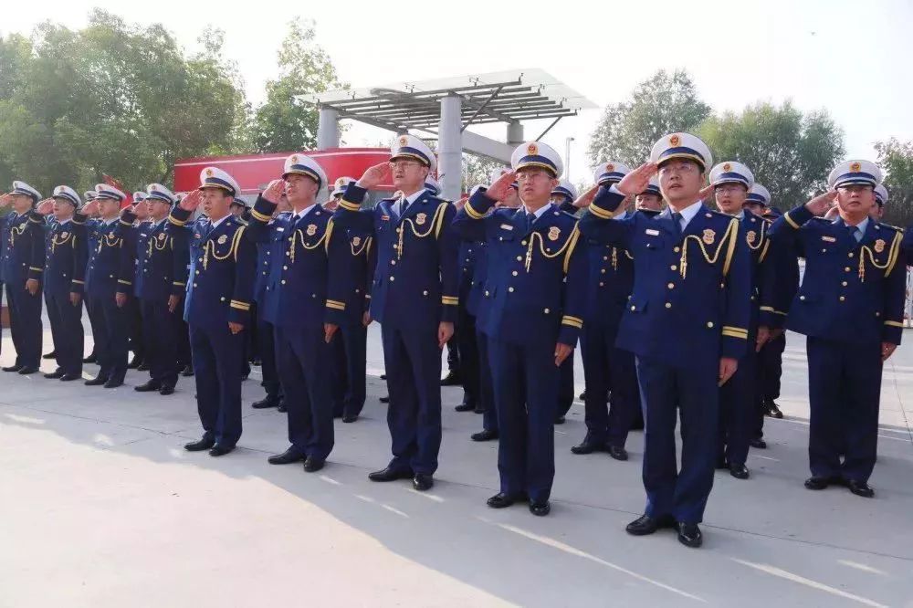 同升一面旗共爱一个家河南多地消防救援队伍开展升国旗仪式向祖国表白