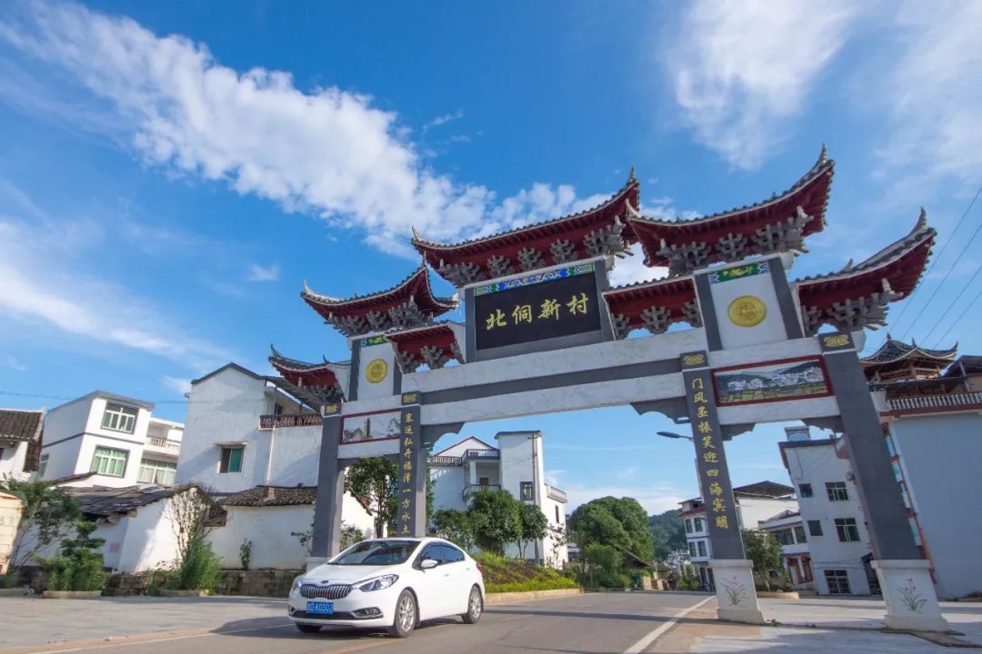 日前,走进玉屏侗族自治县新店镇老寨村,道路干净宽敞,侗家民居独具