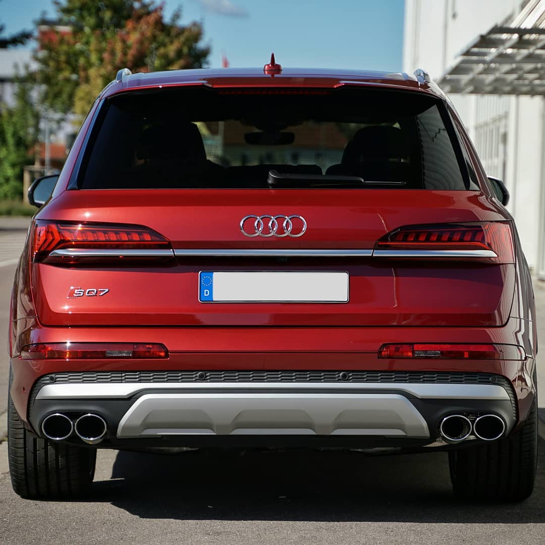 新款奥迪sq7海外实车红色的运动感