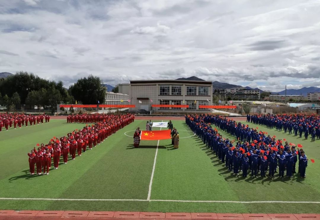 枫荷喜华诞汉藏一家亲上海香山中学与江孜县闵行中学共庆建国70周年