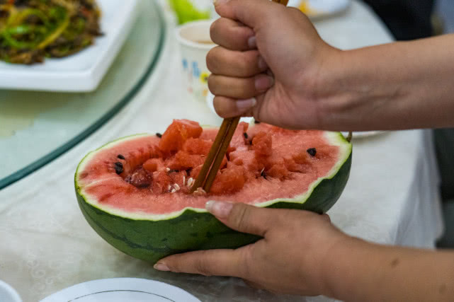 原创让西安羊肉泡馍失色:甘肃民勤流行西瓜泡馍,把外地游客看呆