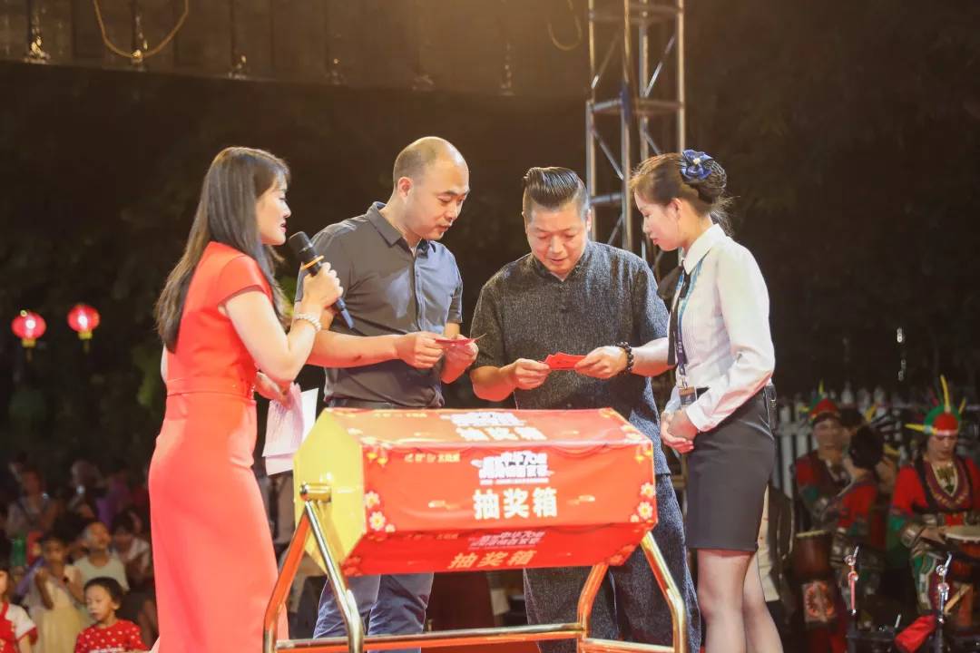 抽奖啦~业主们积极参与,在现场掀起了一阵高潮就是不知当天领走大奖的