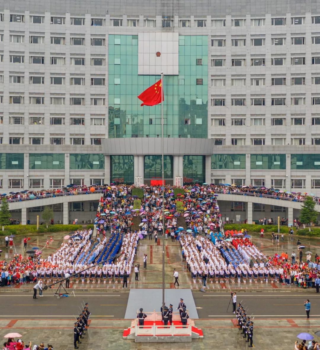今早南部政府广场奏响国歌千人升旗