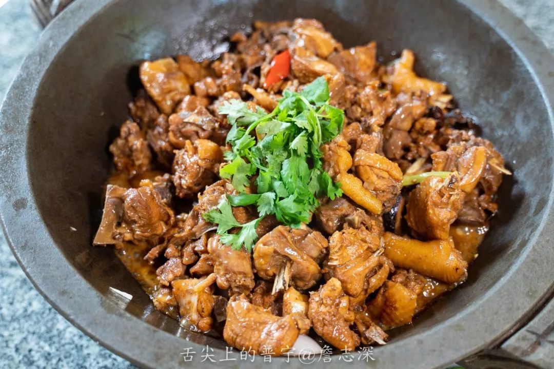 招牌石锅鸡吃起来别有一番风味!