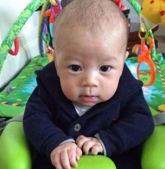 和现在几乎没什么区别,一眼就可以看出来这是小时候的霍启刚