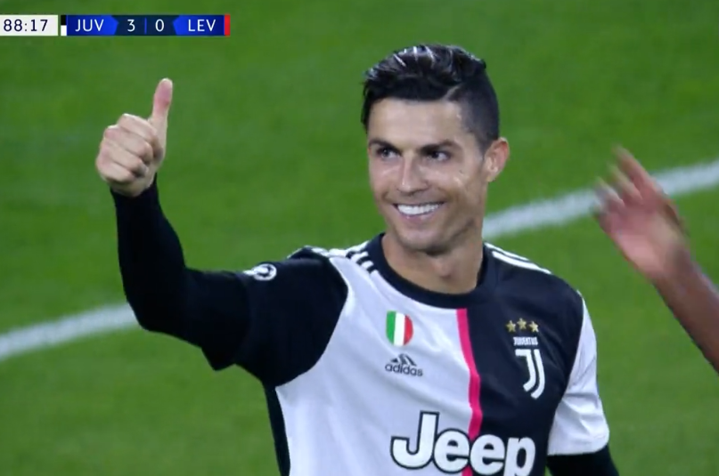 c罗进球后不贪功一细节彰显领袖气质不断朝着看台竖起大拇指