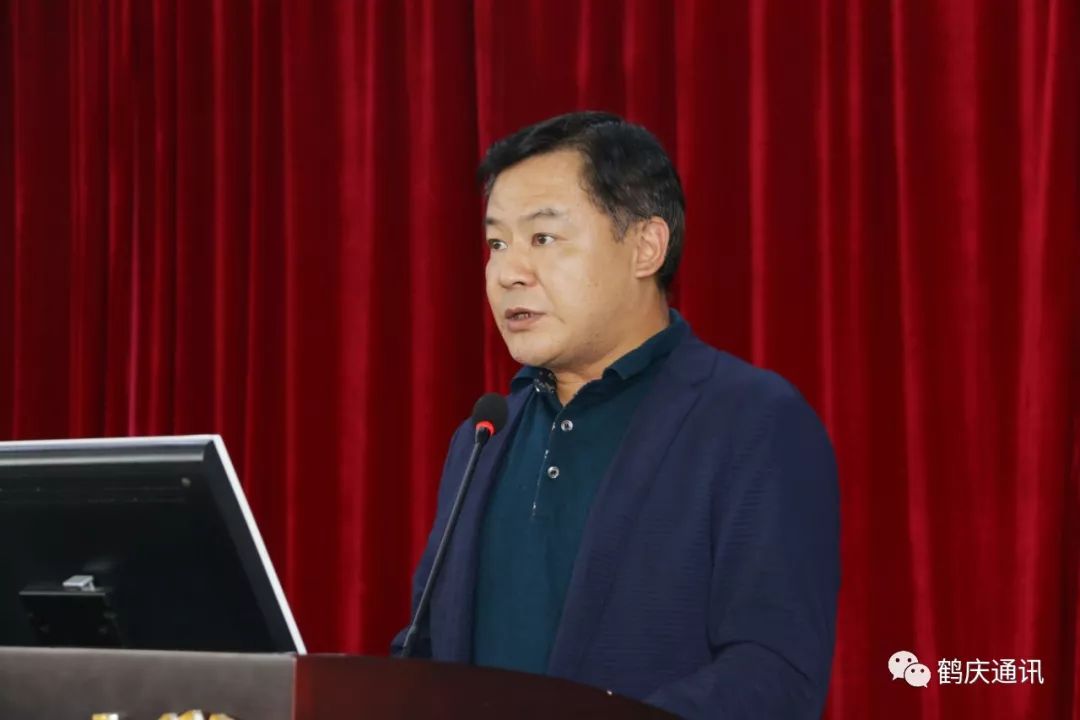鹤庆一中校长段宏江宣读了受表彰学生名单.颁奖大会现场
