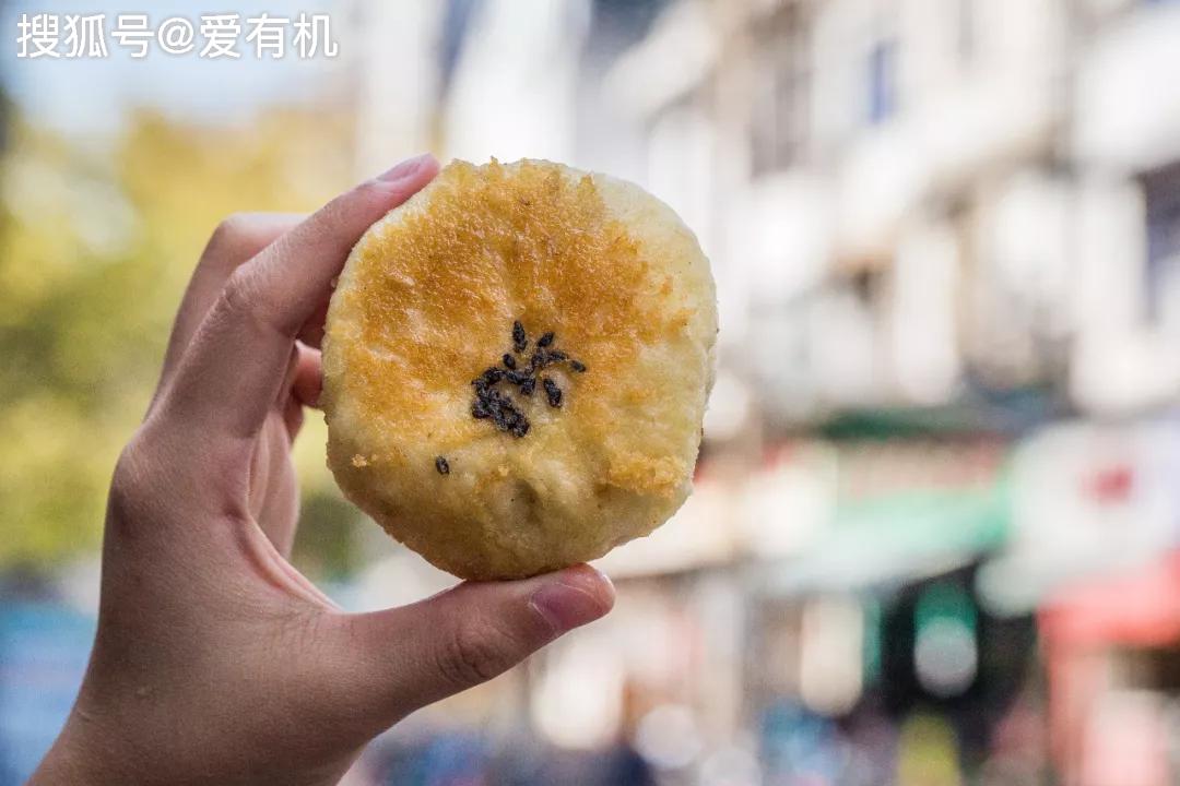 原创武汉特有的传统小吃"汽水包",油润光亮,外脆内软,馅料糯鲜