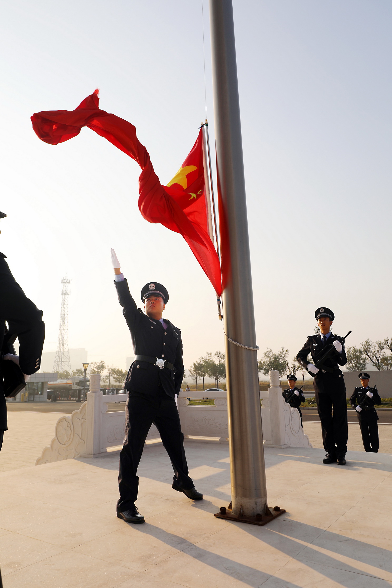 随着现场指挥员铿锵有力的口令,护旗手迈着整齐的步伐,护送国旗走向