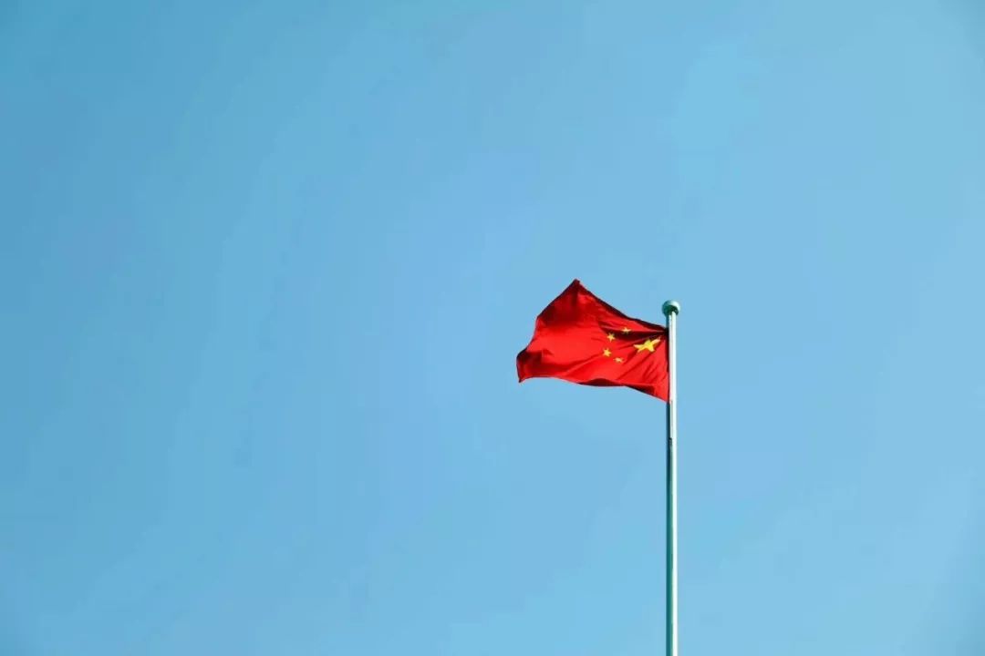 同升一面旗共爱一个家河南多地消防救援队伍开展升国旗仪式向祖国表白