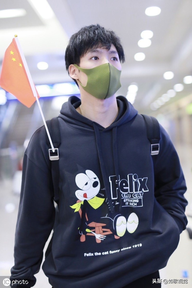 董又霖现身机场衣着休闲风度翩翩肩部别着五星红旗彰显爱国心