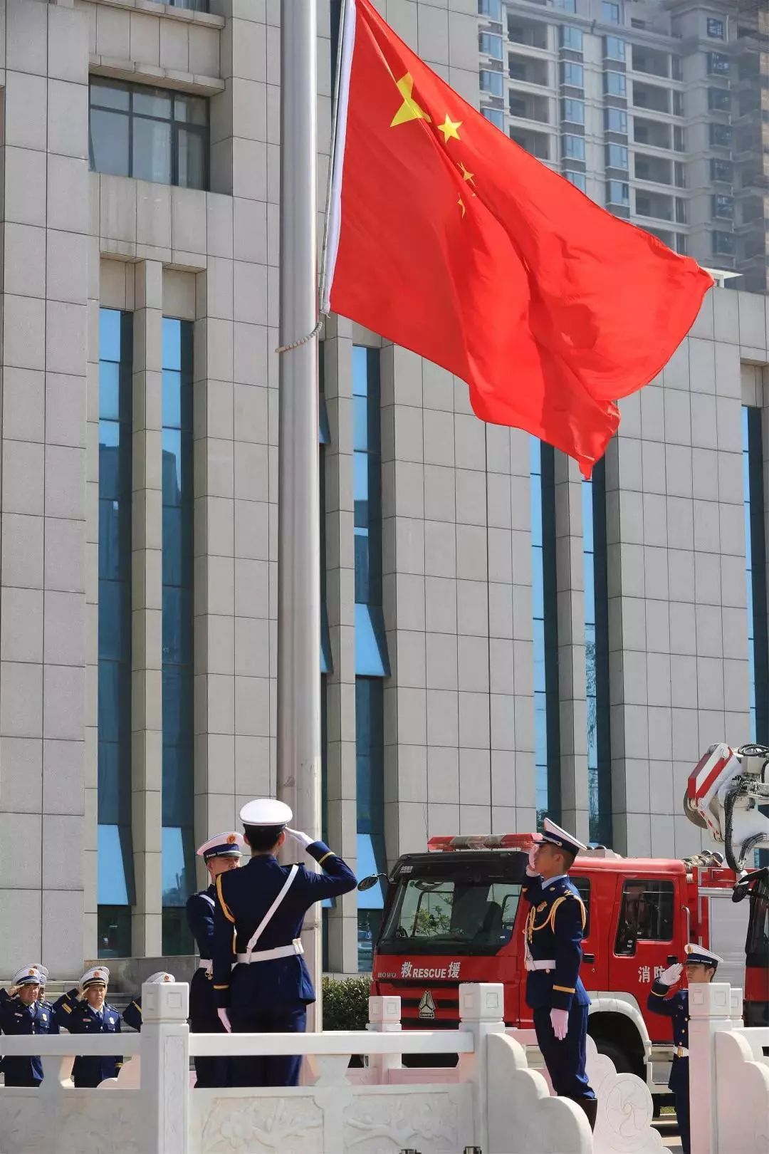 "同升一面旗,共爱一个家"河南多地消防救援队伍开展升国旗仪式向祖国