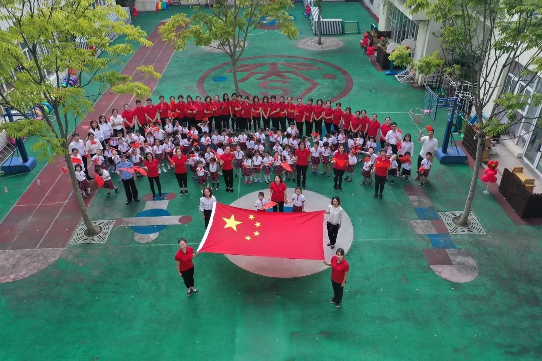 七十年波瀾壯闊七十年披荊斬棘1949年10月1日,五星紅旗在天安門廣場