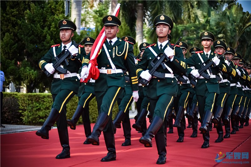 各地官兵隆重举行升旗仪式