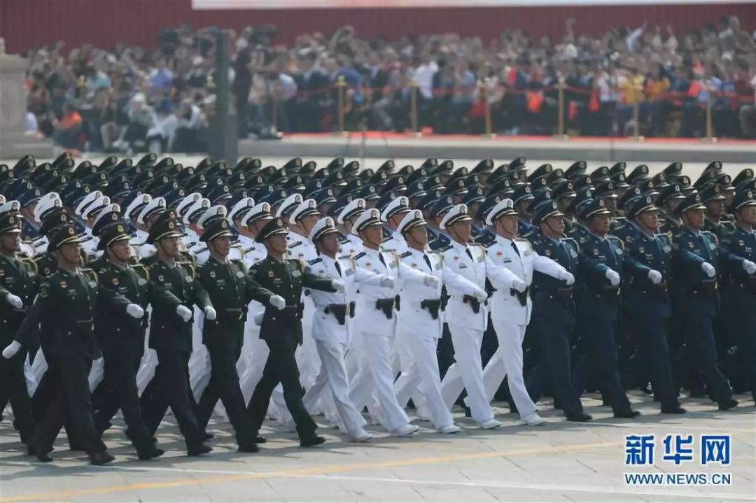 阅兵分列式中,紧随三军仪仗队之后受阅的,便是"领导指挥方队",其队员