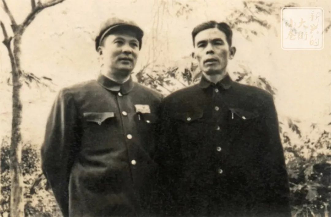 1951年,梁广(右)与广州市副市长王作尧(左)在广州1952年,梁广(左)与