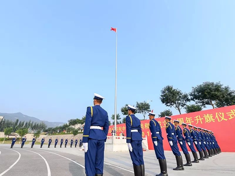 山西消防举行升国旗仪式庆祝中华人民共和国成立70周年