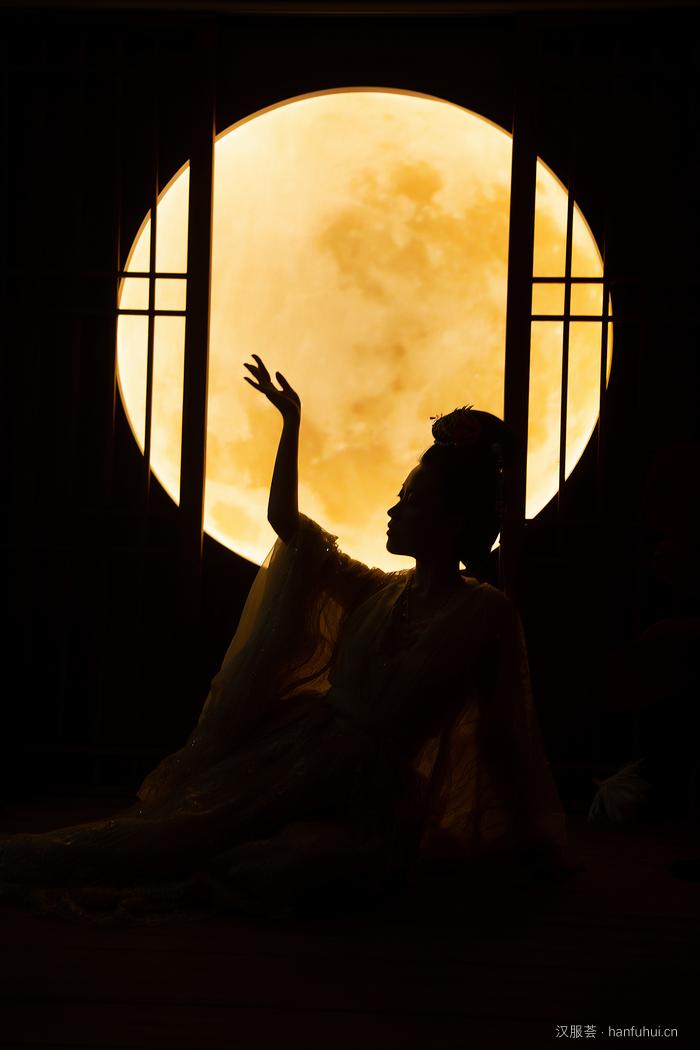 汉服:虽然看不清楚美人的脸,但是月亮代表我的思念