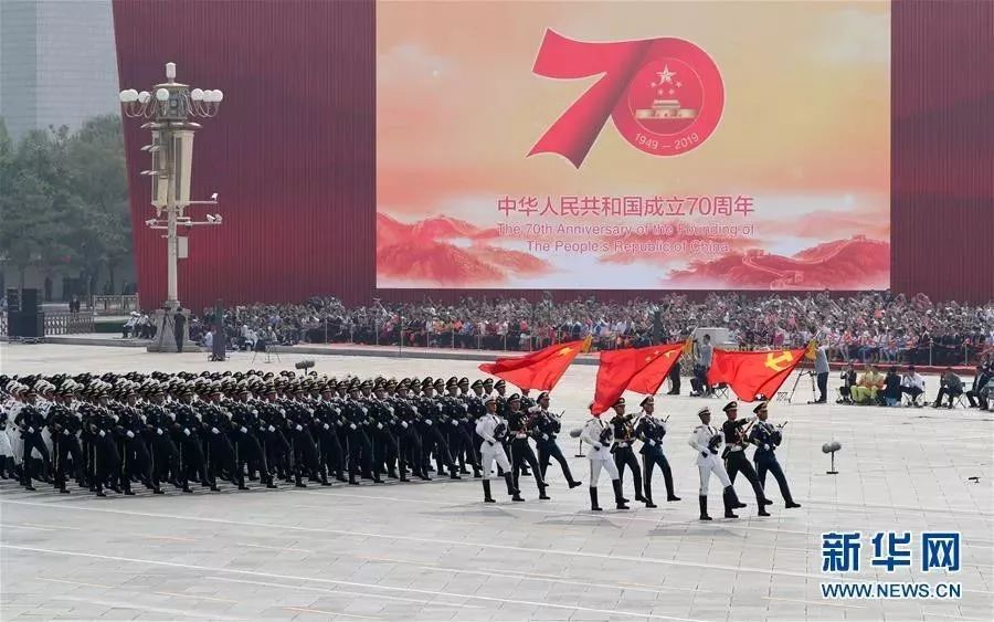 区领导集体收看庆祝新中国成立70周年大阅兵