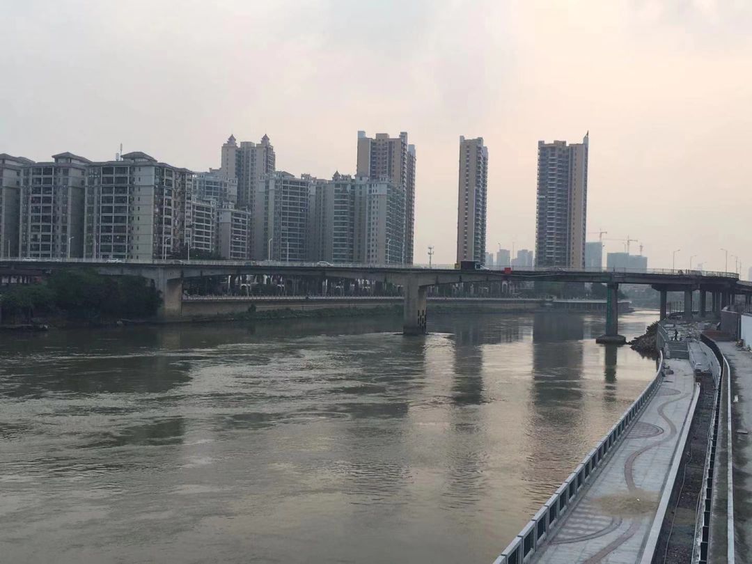 整个南岸整治工程全长约3公里,起点东岸大桥,经石龙头路,沿江路,蒲溪