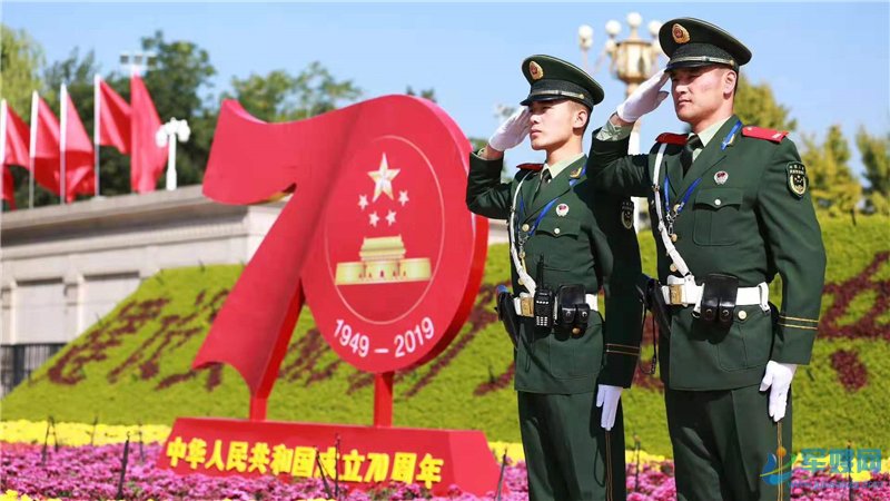 各地官兵隆重举行升旗仪式