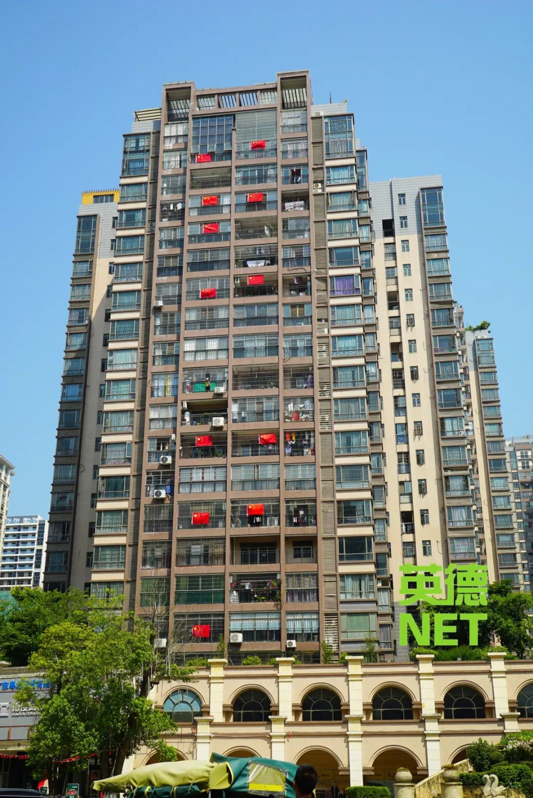 显得十分的大气挂在碧峰华府的小区大门上两面鲜红的红旗国旗高高在上