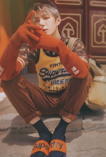 王一博穿拖鞋拍写真,当镜头拍到他脚放的位置,这也太帅了吧