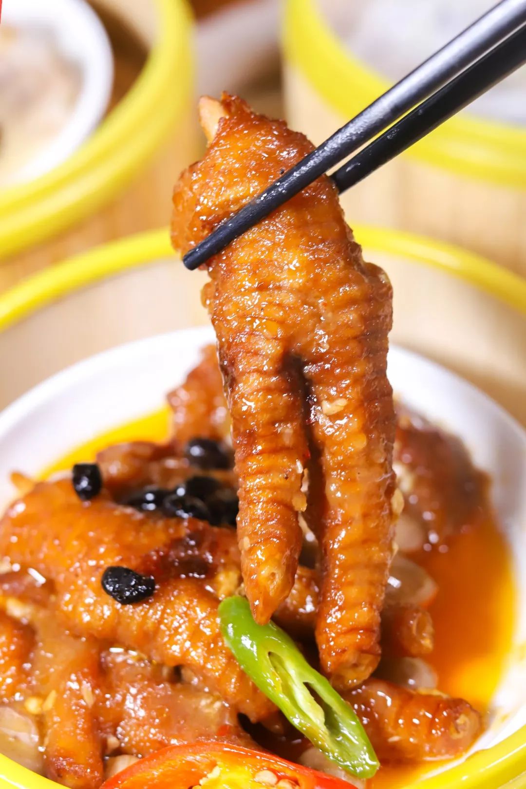 浓香软糯,一抿即可去骨的豉汁蒸凤爪,是经典的一款港茶茶点,小贝对它