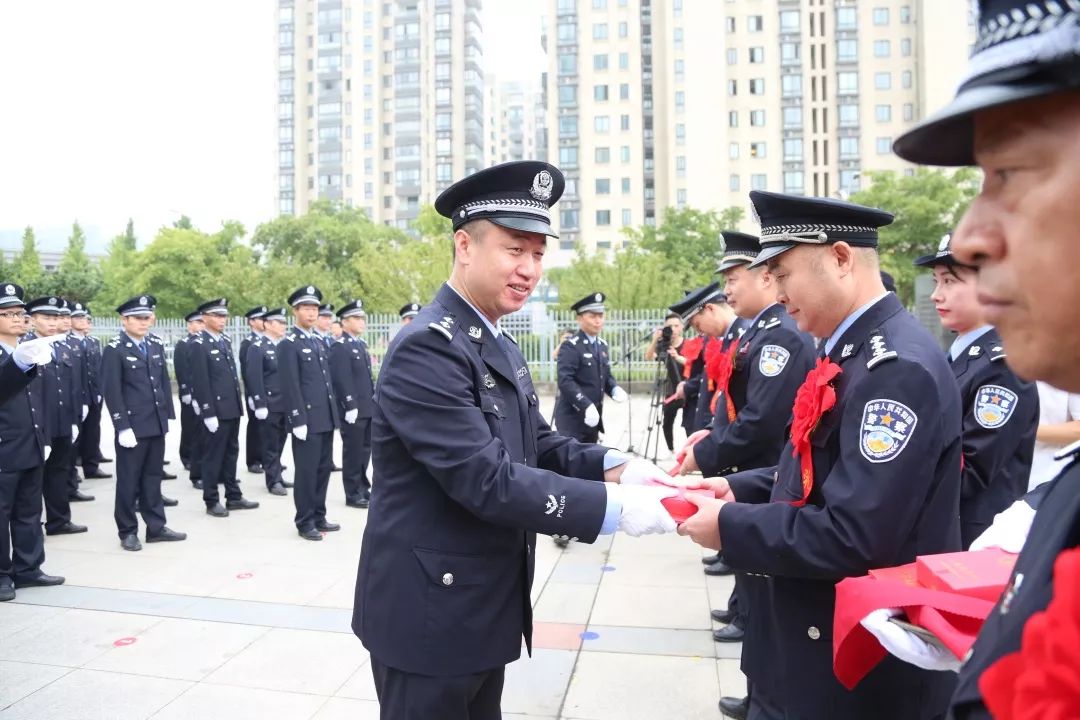 桐乡市公安局举行国庆升国旗暨授衔授奖仪式